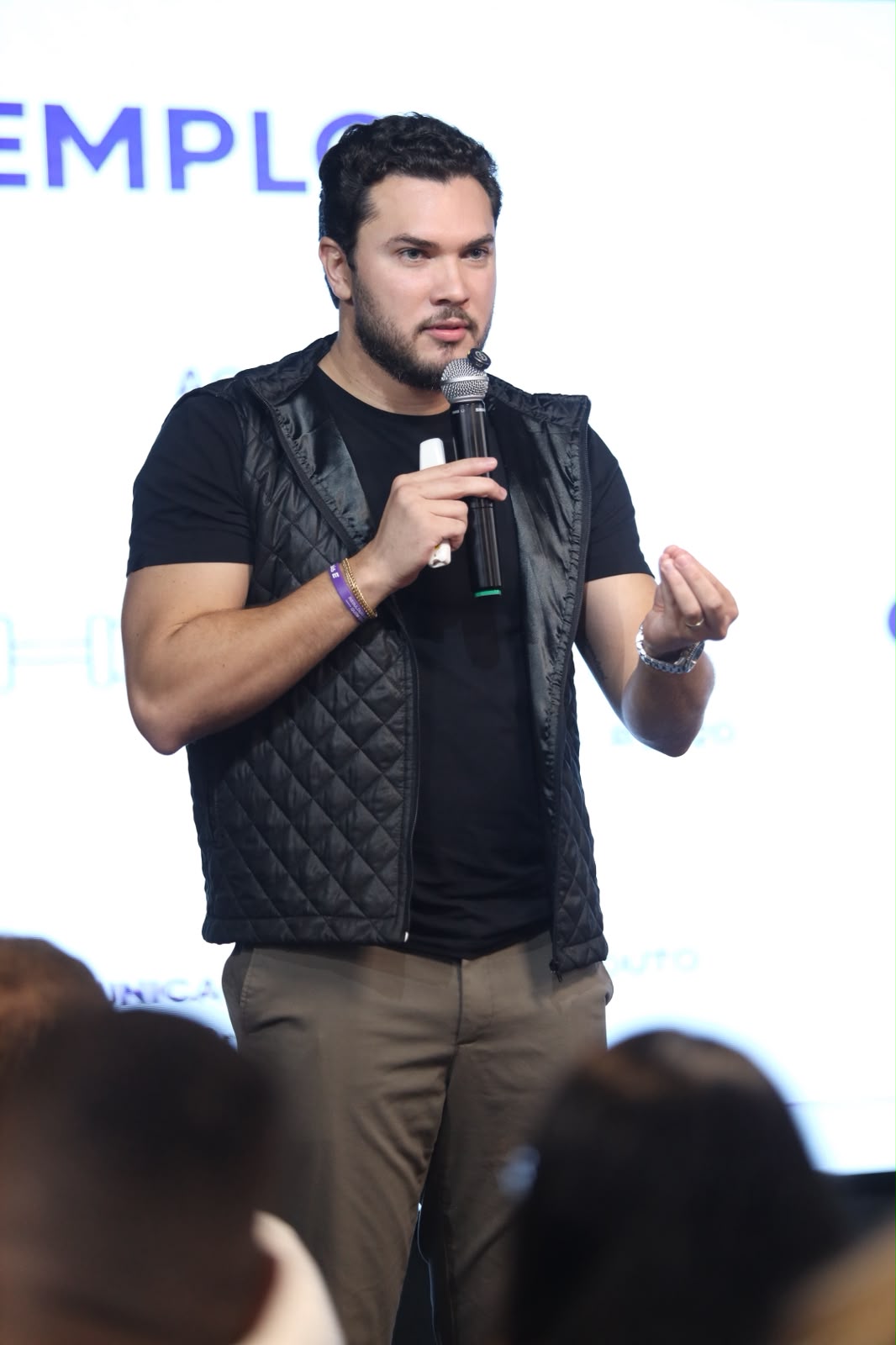 Guilherme Arebalo em palestra